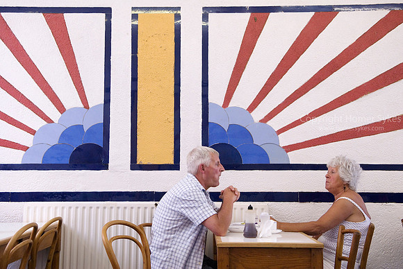MIDDLE AGE MARRIED COUPLE BOREDOM SENIORS OLDER ELDERLY ON HOLIDAY SOUTHEND ON SEA UK